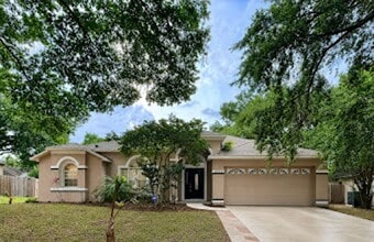 Building Photo - Large and Spacious 4/2 in Ideal Location!