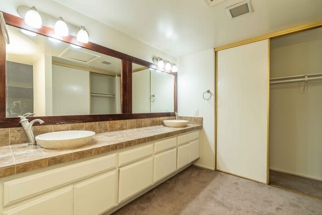 Building Photo - Beatiful house next to golf course.