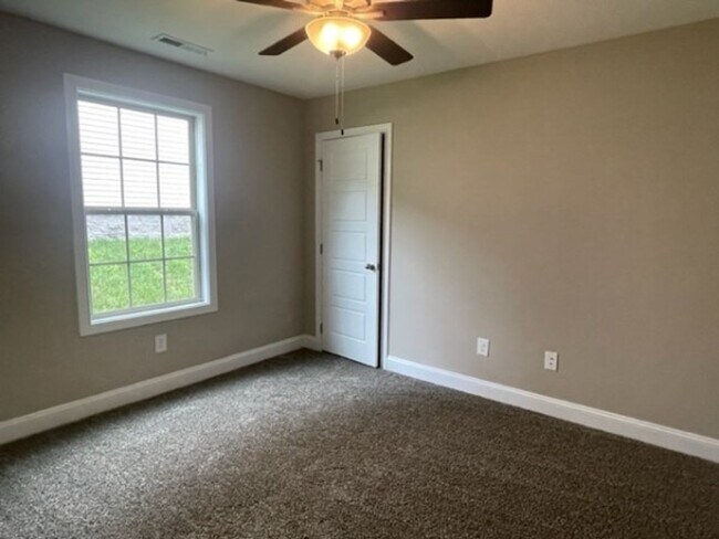 Building Photo - 3 Bedroom 2 Bathroom Home!