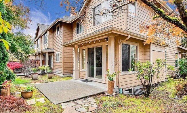 Building Photo - Stylish Upgraded Townhome Near Redmond Town Center & Sammamish Trail