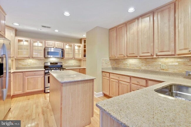 Building Photo - 502 W Broad St