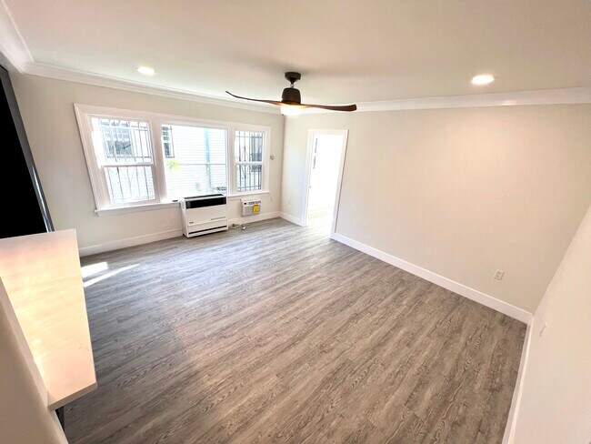 Large living room - 855 W 43rd Pl