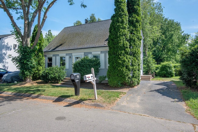 Building Photo - 40 Kingsbury Ln