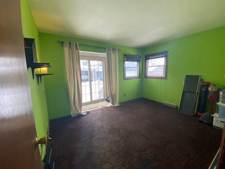 Building Photo - 307 S 76th St