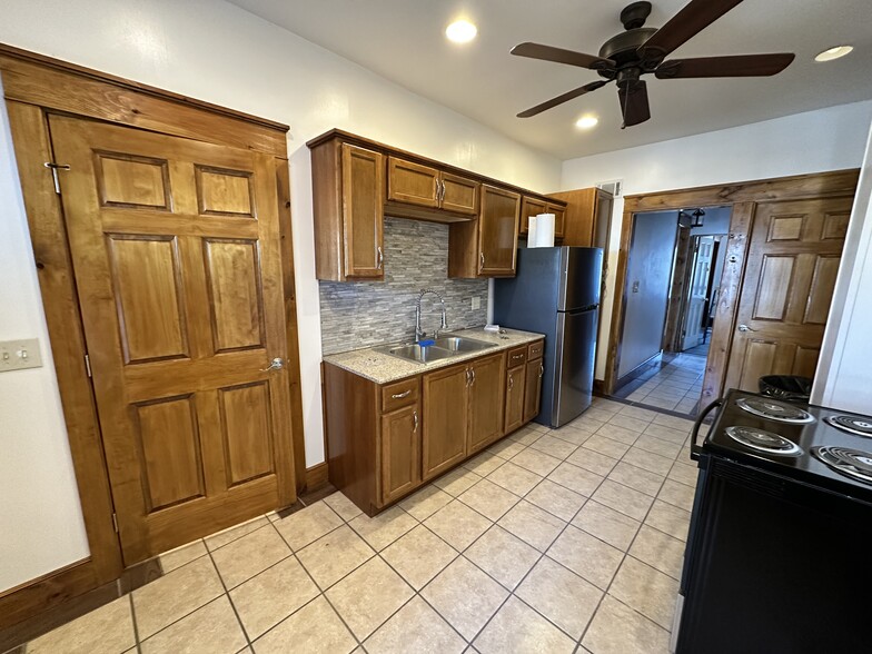 New kitchen, with new appliances - 17 Washington St