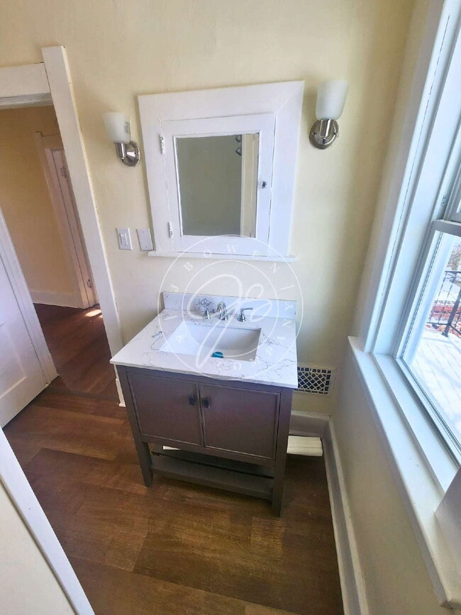 Building Photo - 1400 sq ft. 3 bed home in South Toledo! Many updates throughout