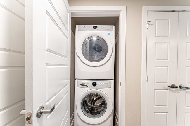 Building Photo - 6107 E Riverside Dr