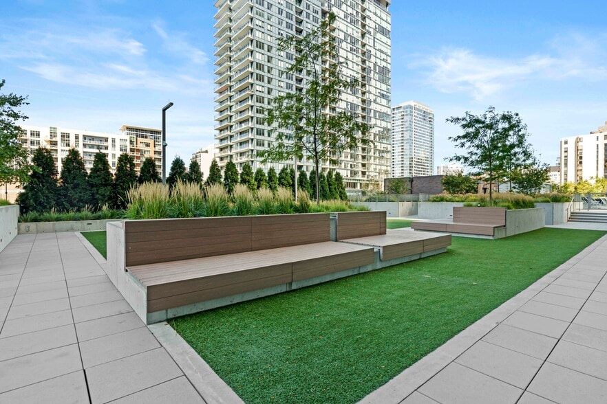 Building Photo - 302 W Hill St