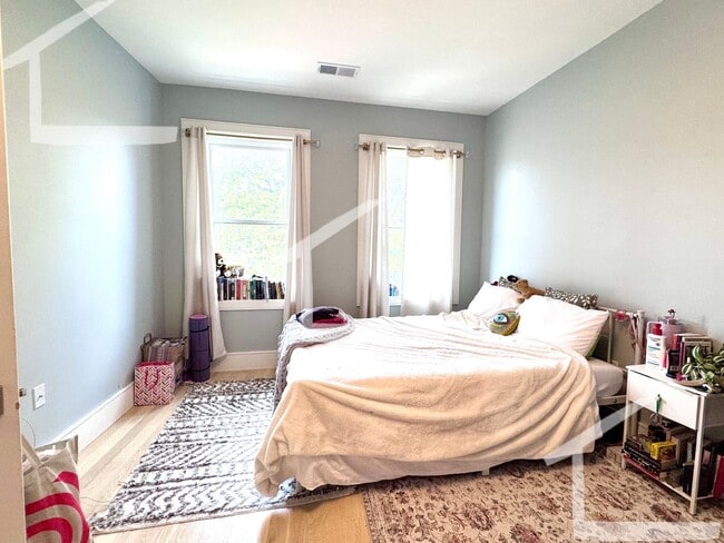 Building Photo - 9/1 No Fee! Newly renovated 3BR/2BA in the heart of Washington Sq!