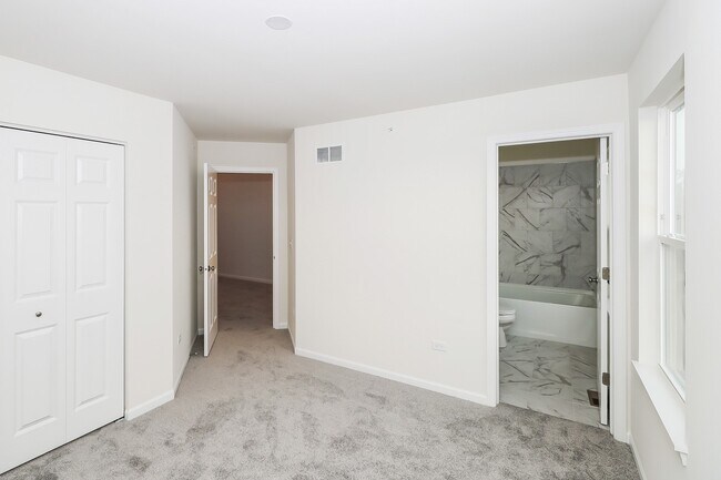 Building Photo - 29W710 Cambridge Ct