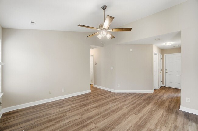 Building Photo - 3 bedroom single family home!