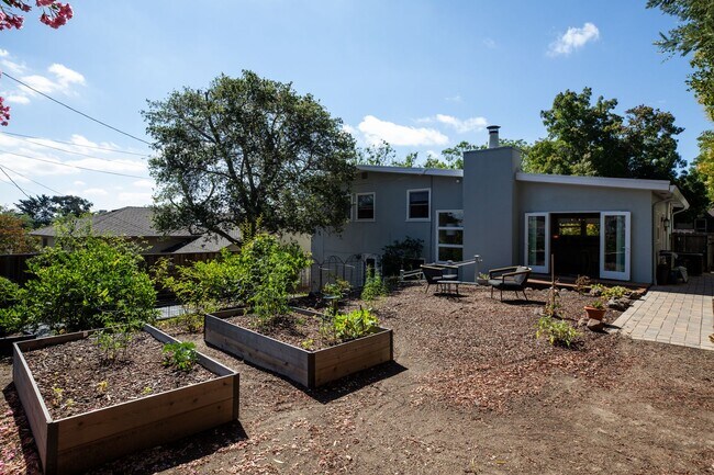 Building Photo - Updated home with spacious yard