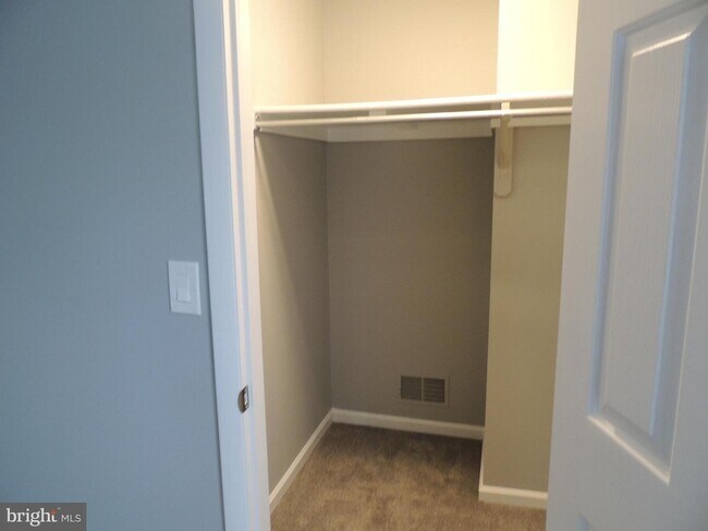 Building Photo - 404 Pinebrooke Cir