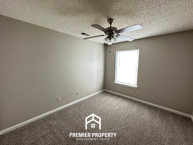 Building Photo - Beautiful 3BR/2BA Near Southwind | Soaring Vaulted Ceilings, Fireplace & Quiet Cove
