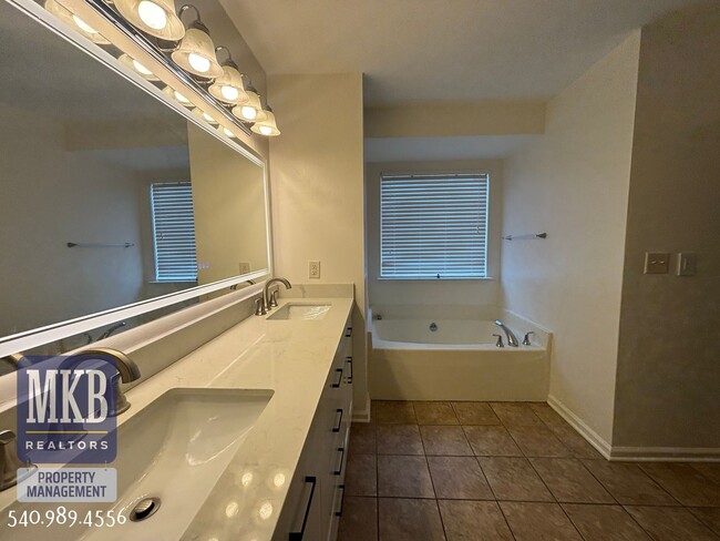 Building Photo - 6423 Westshire Ct