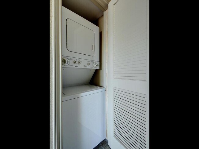 Building Photo - 8888 Tallwood Dr