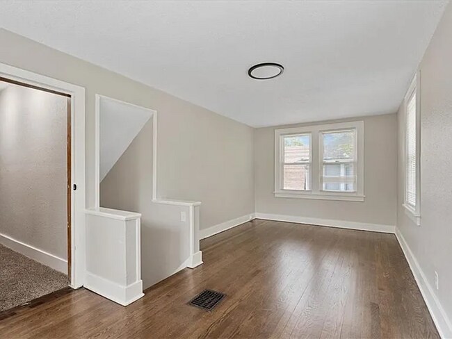 Building Photo - Stunning and Spacious 5BR 2BA Home in Kansas City