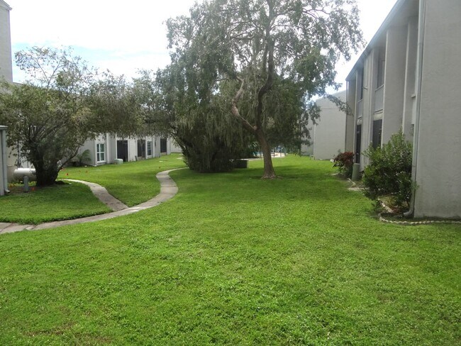 Building Photo - 1/1 condo in the heart of Clearwater - Mov...