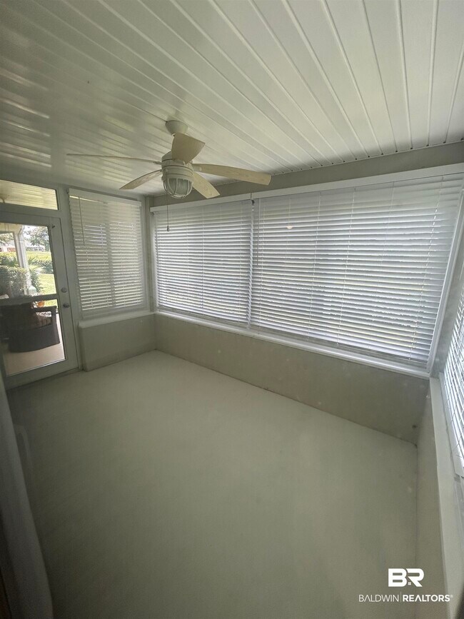 Building Photo - 9474 Villas Dr