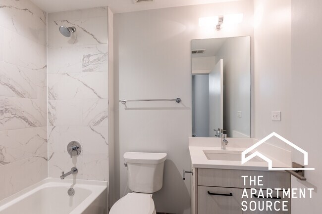 Building Photo - 2247 W Lawrence Ave