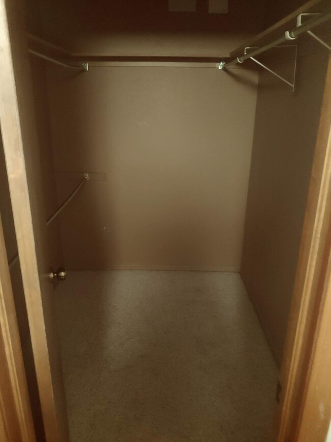 Master closet - 1718 Lionsgate Cir