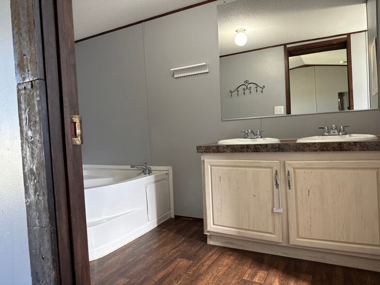 Building Photo - 202 Evelyn Ave