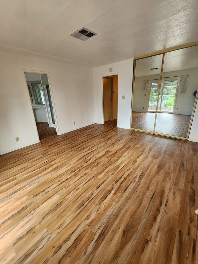 Building Photo - Adorable Retro Chic Home