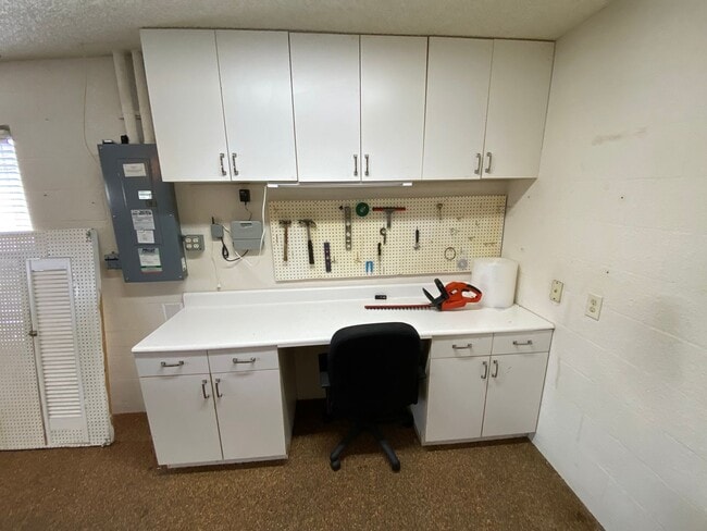 Building Photo - Gorgeous 3 + 2 Turnkey ANNUAL Lease w/Swim Spa & Large Private Screened in Patio In The Village o...