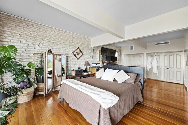 Building Photo - 8517 Grandview Dr