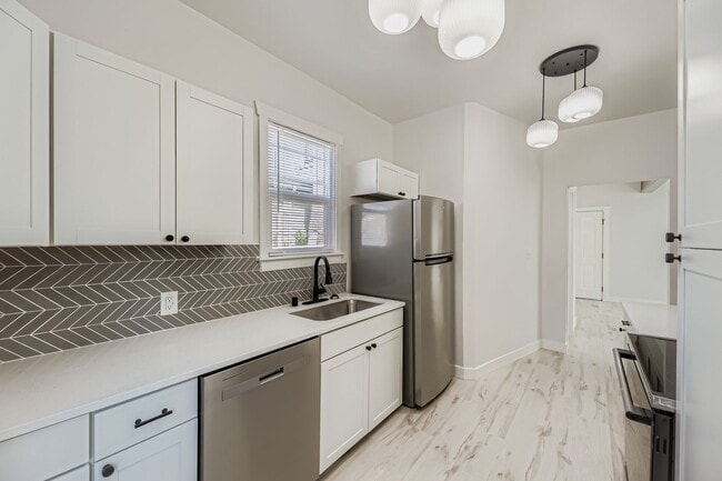 Building Photo - Breathtaking Renovation! Oversized 2 Bed 1...