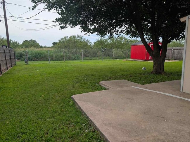 Building Photo - 2805 S Bandera Dr