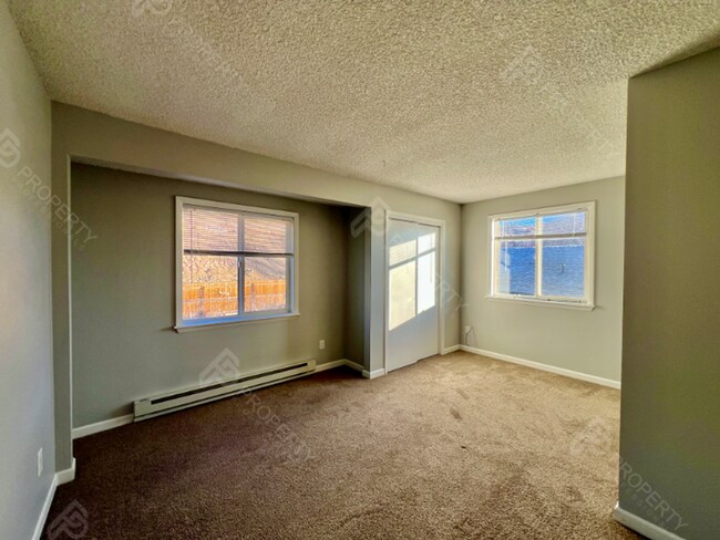 Building Photo - Em Ave Duplex