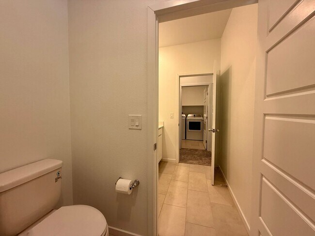 Building Photo - 4 BED 3.5 BATH 2 CAR GARAGE HOME w/ LOFT, ...