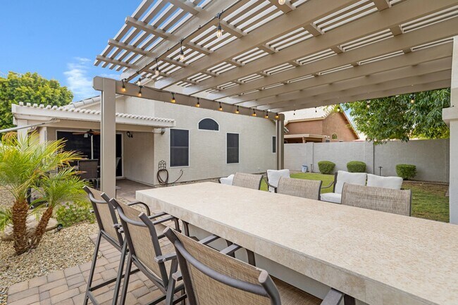 Building Photo - 4 Bedroom/2 Bathroom Remodeled home with S...
