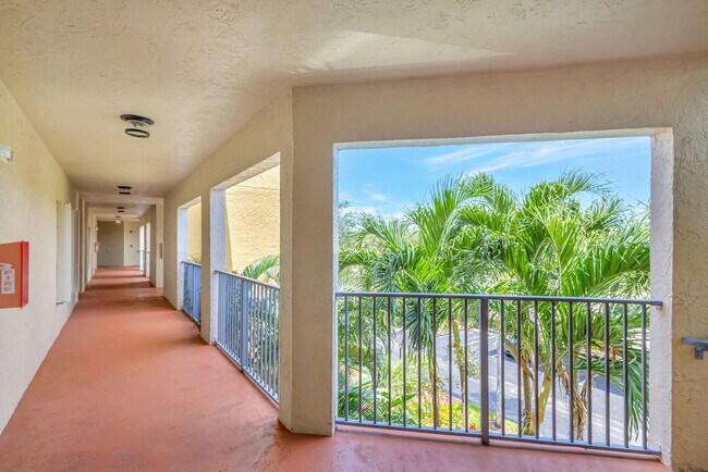 Building Photo - 800 Uno Lago Dr
