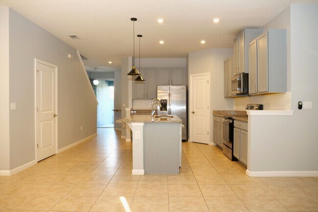 Building Photo - Modern 3-Bedroom Townhome in Gated Communi...