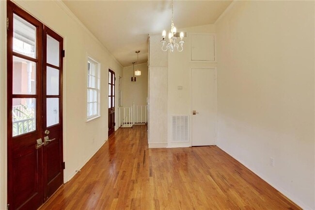Building Photo - 523 Dumaine St