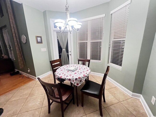 Building Photo - 584 Summerhill Dr