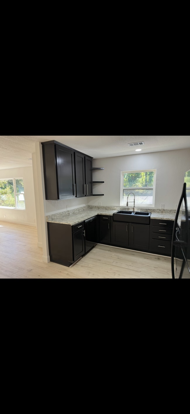 Building Photo - 112 Poplar St