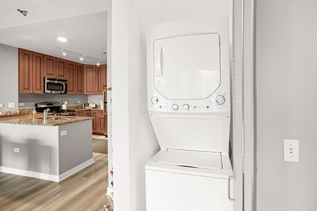 Building Photo - 740 S Clark St