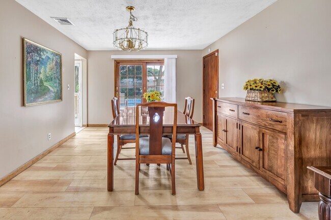 Building Photo - 15 Albert St