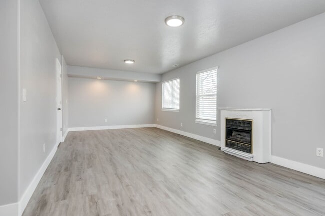 Building Photo - Gorgeous Four Bedroom Home, 2600 sq. ft., ...