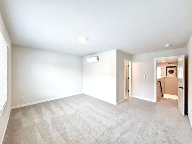 Building Photo - Charming 3-Bedroom Townhome with Modern Am...