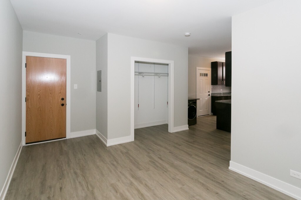 Building Photo - 708 W Brompton