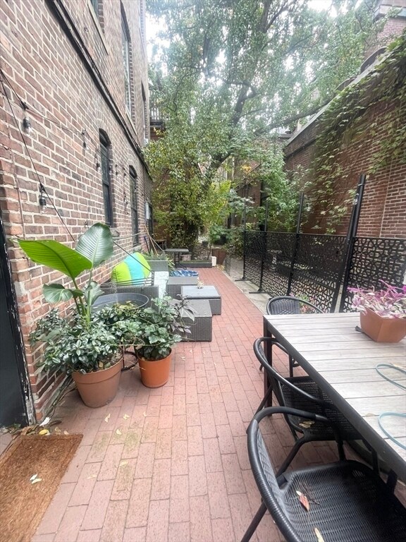 Building Photo - 76 W Cedar St