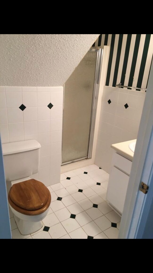 First floor bathroom - 442 Cobblestone Dr