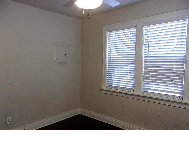 Building Photo - Charming 1-Bed in Gatewood with Hardwood F...