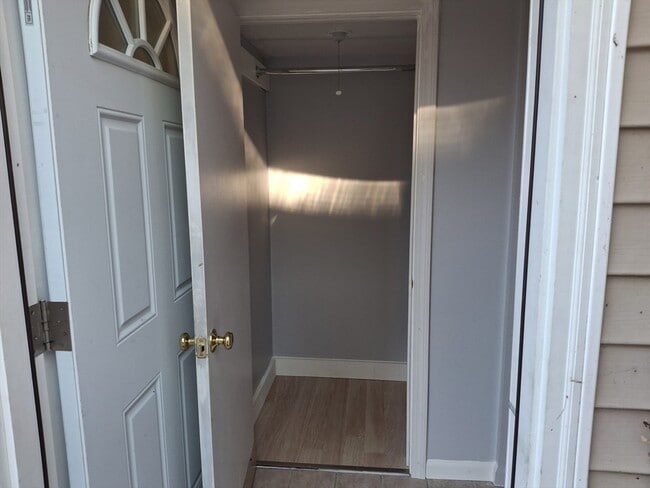 Building Photo - 45 Oak St