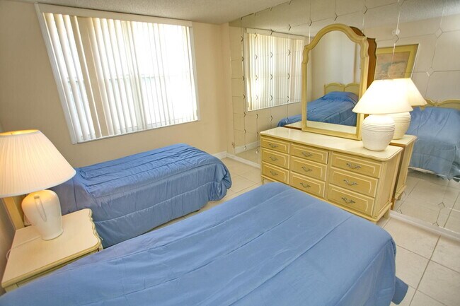 Building Photo - 1009 N Ocean Blvd