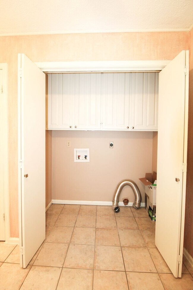 Building Photo - 10323 Quail Meadow St